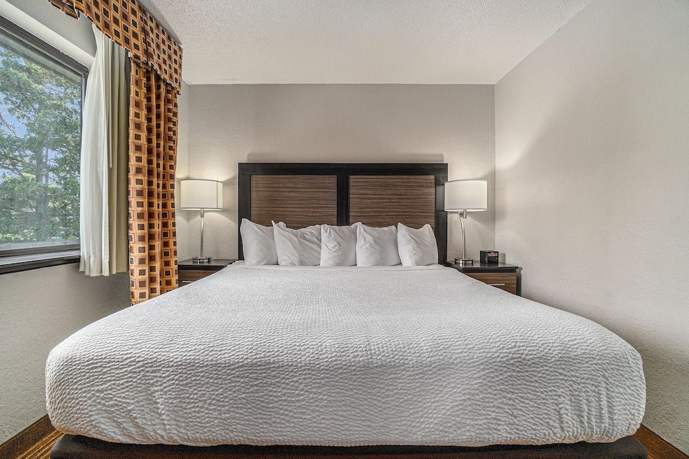 Suite, 1 King Bed, Jetted Tub (with fireplace and Sofa)