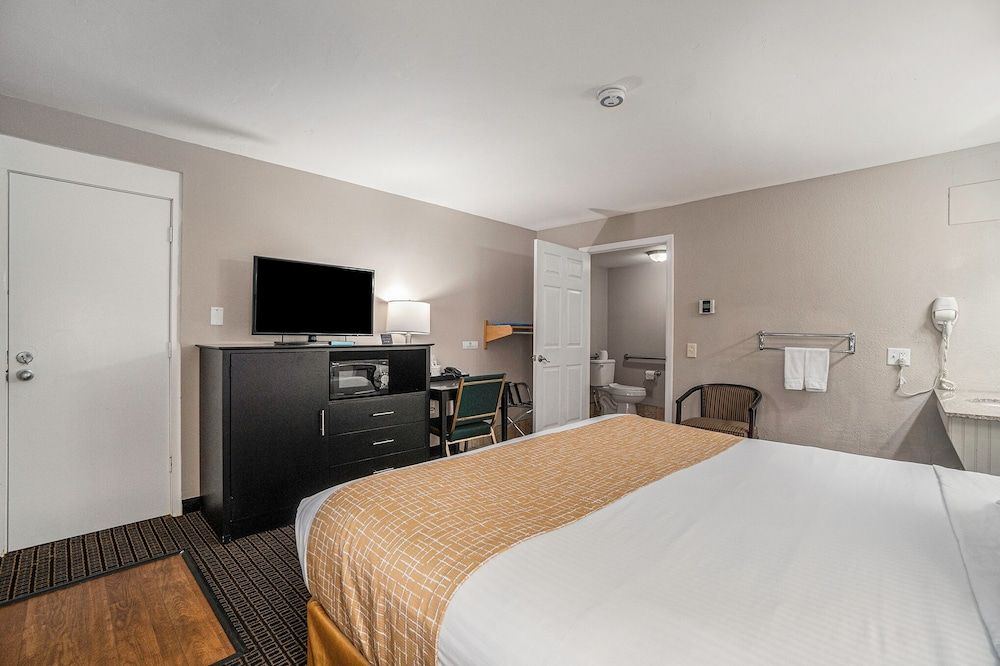 Room, 1 King Bed, Accessible, Non Smoking (Mobility, First Floor)