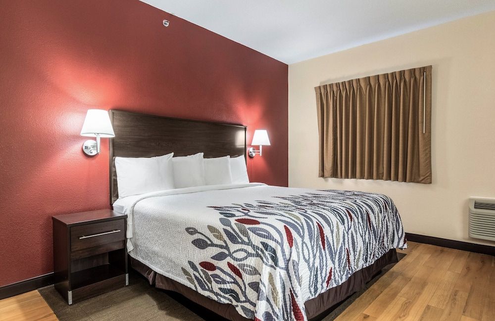 Red Roof Inn Detroit - Troy Deluxe Room, 1 King Bed, Accessible, Non Smoking (Roll-In Shower) 2