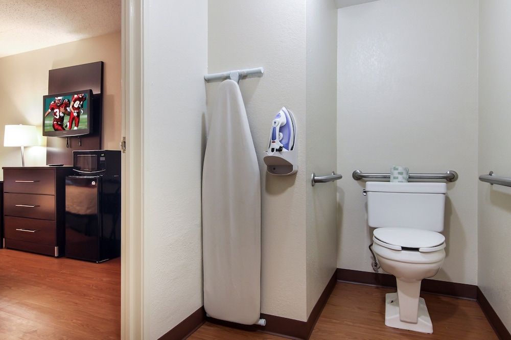 Red Roof Inn Detroit - Troy Superior Room, 1 King Bed, Non Smoking 4