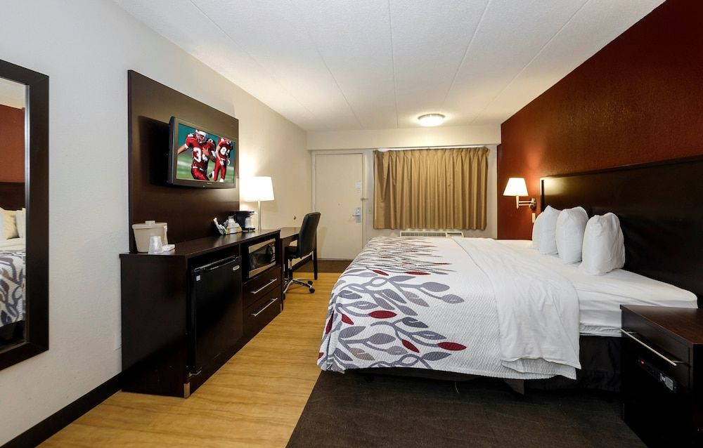 Red Roof Inn Detroit - Troy Deluxe Room, 1 King Bed, Accessible, Non Smoking (Roll-In Shower)