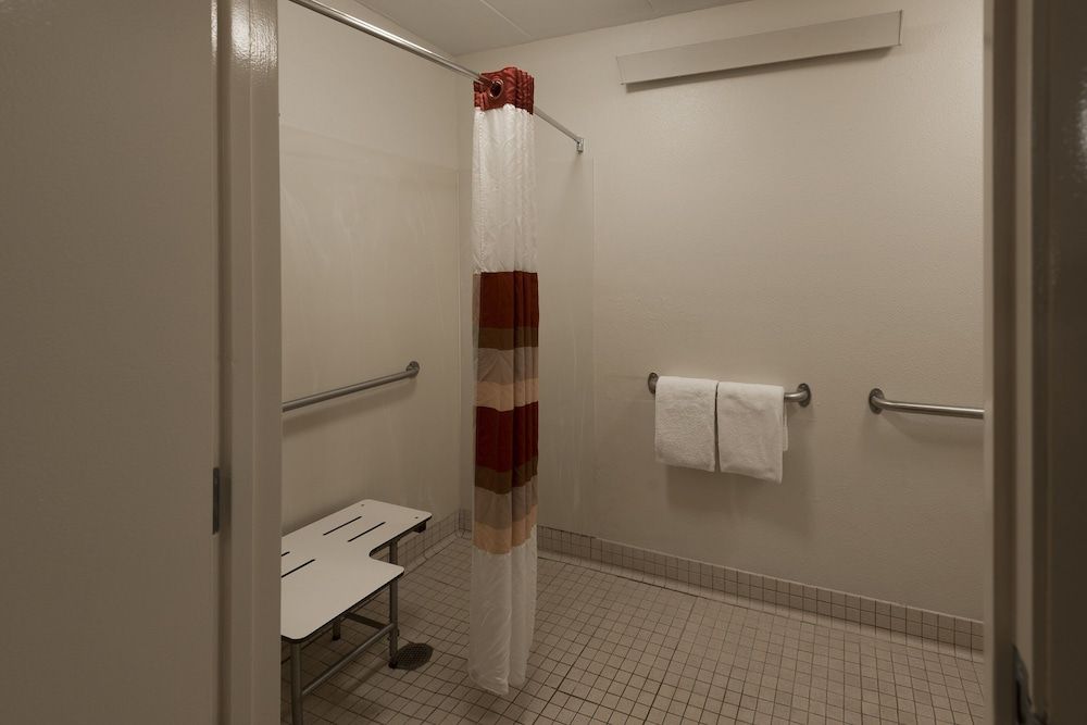 Red Roof Inn Detroit - Troy Deluxe Room, 1 King Bed, Accessible, Non Smoking (Roll-In Shower) 5