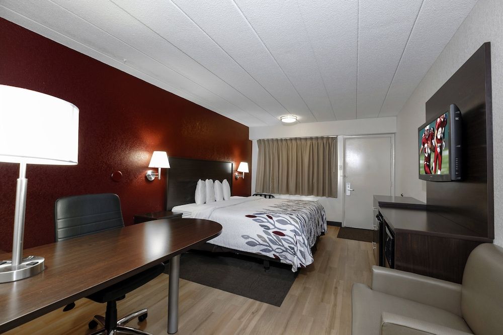 Red Roof Inn Detroit - Troy Superior Room, 1 King Bed, Non Smoking 2