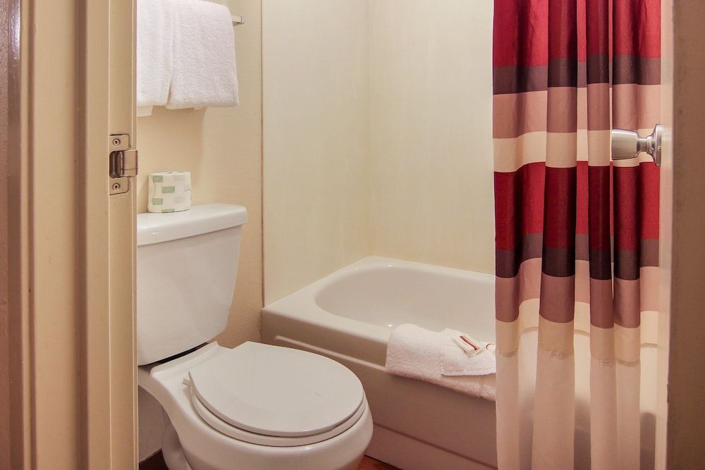 Red Roof Inn Detroit - Troy Deluxe Room, 2 Double Beds, Non Smoking 7