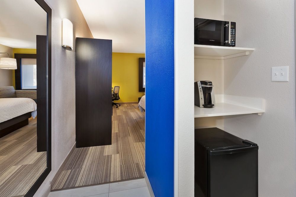 Standard Room, 1 King Bed, Accessible (Roll-In Shower)