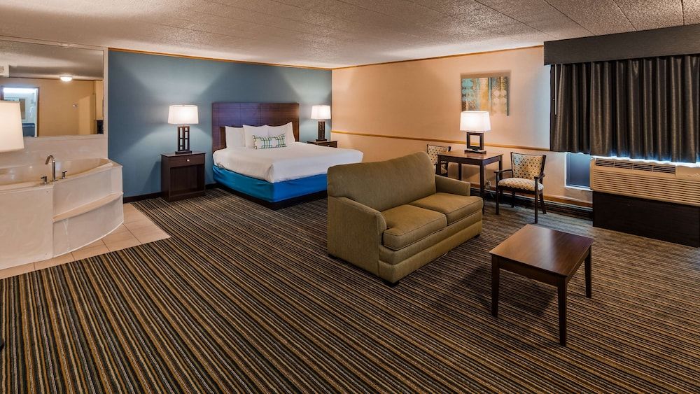 Best Western Woodhaven Inn Suite, 1 King Bed, Non Smoking, Jetted Tub (with Sofabed) 2