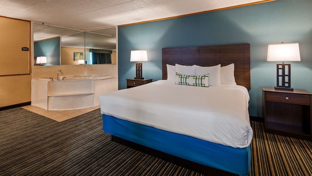 Best Western Woodhaven Inn Suite, 1 King Bed, Non Smoking, Jetted Tub (with Sofabed) 3