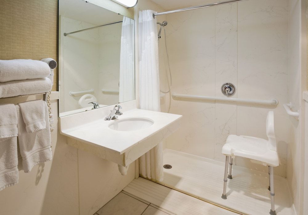 Standard Room, 1 Queen Bed, Roll-in Shower (Mobility )