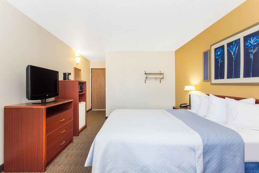Standard Room, 1 Queen Bed