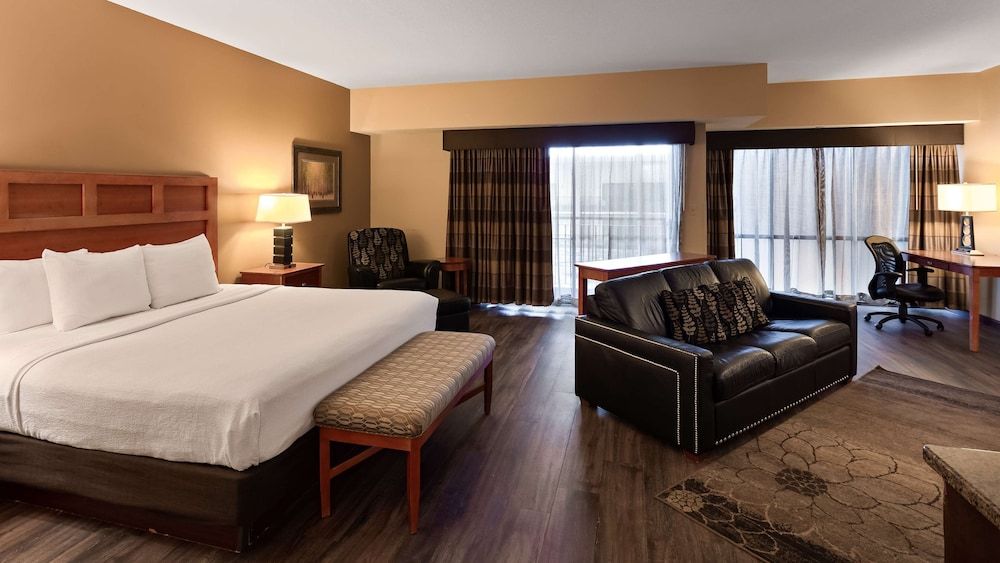 Deluxe Suite, 1 King Bed with Sofa bed, Non Smoking, Pool View