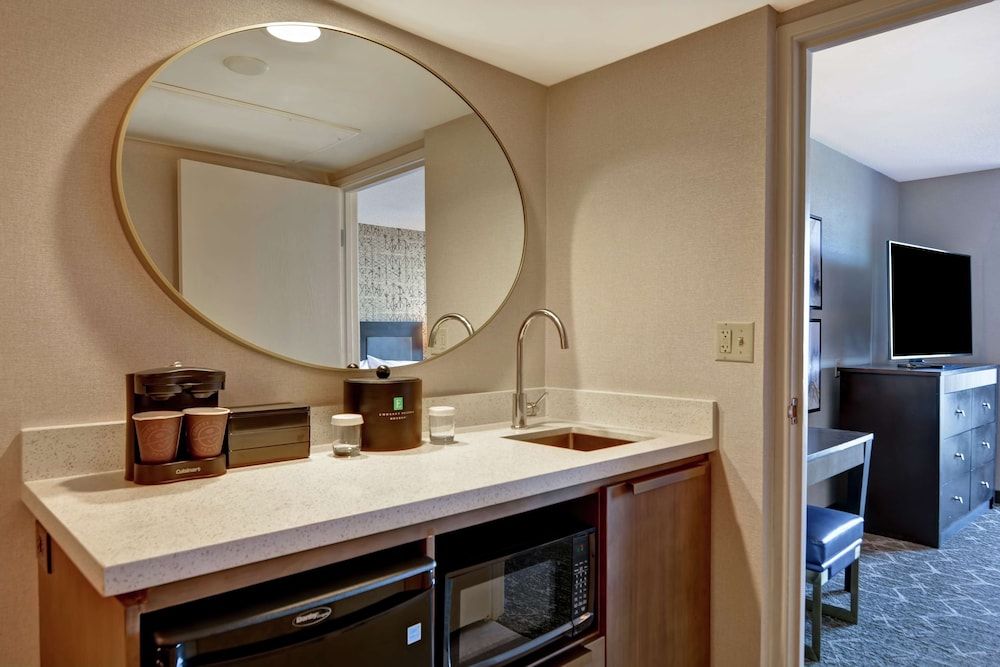 Suite, 1 King Bed, Accessible (Roll-In Shower)