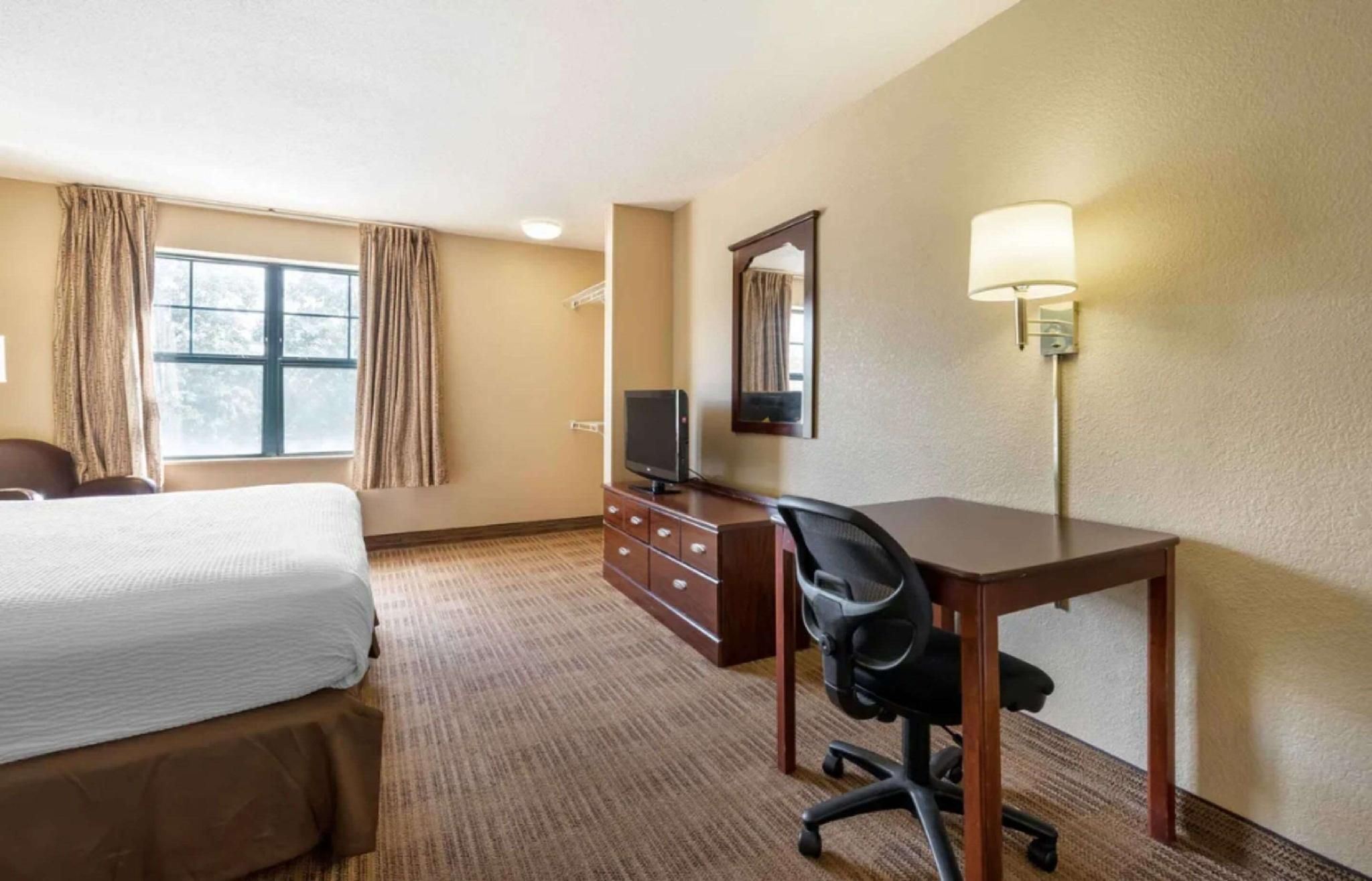 1 Queen Bed, Efficiency, Suite, Nonsmoking, Accessible