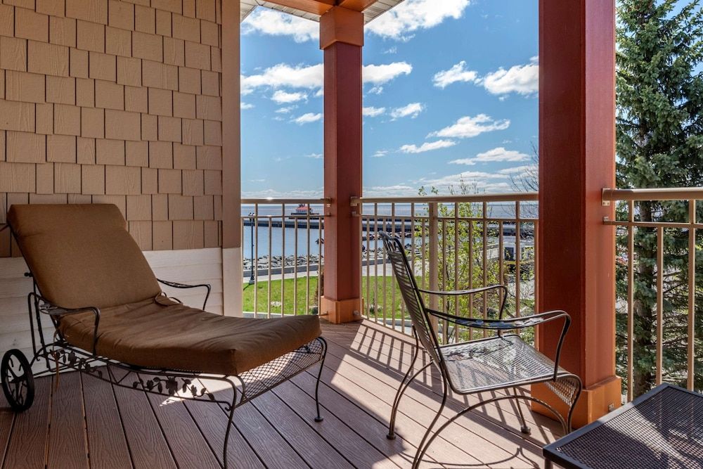 Jacuzzi Fireplace Deluxe Lake View Suite