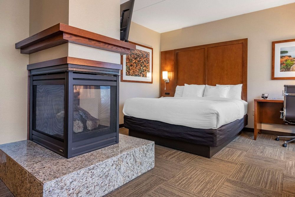 Jacuzzi Fireplace Deluxe Bridge View Suite