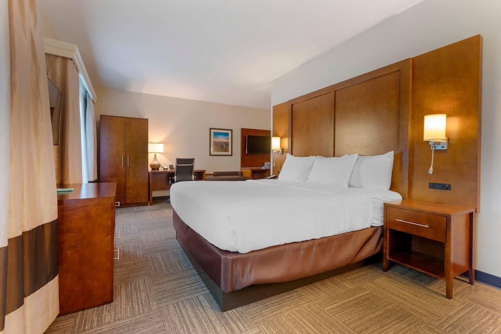Standard Lakeview King Suite