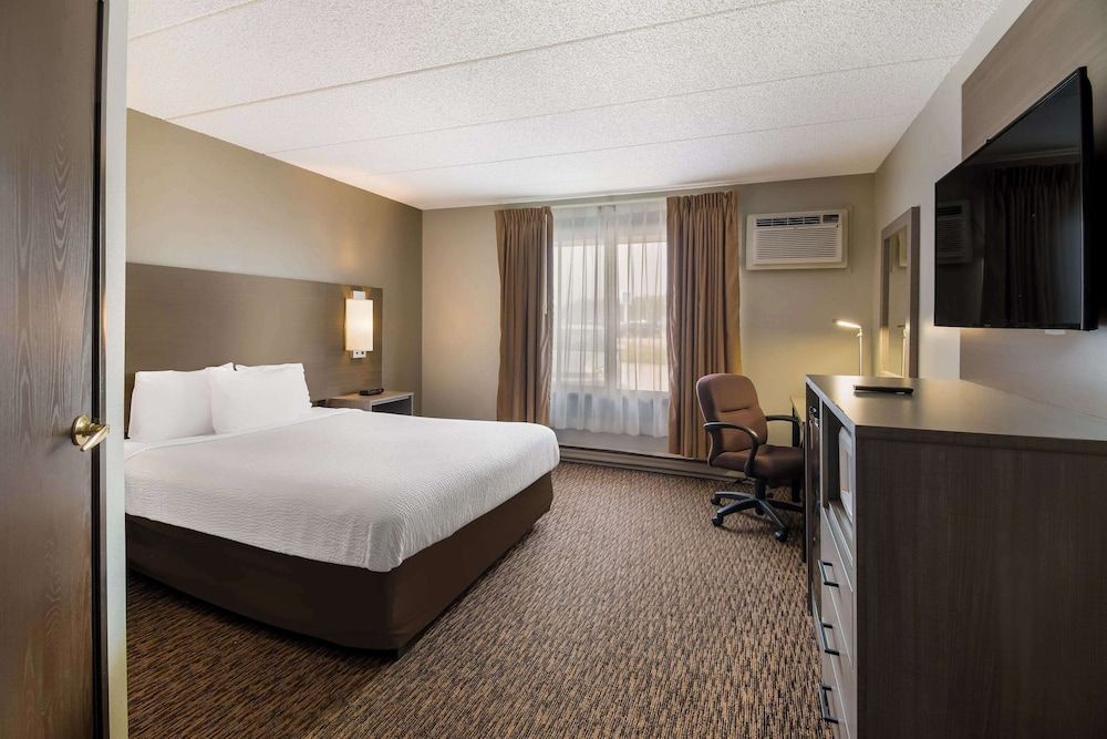 Senior Room, 1 Queen Bed, Accessible, Non Smoking