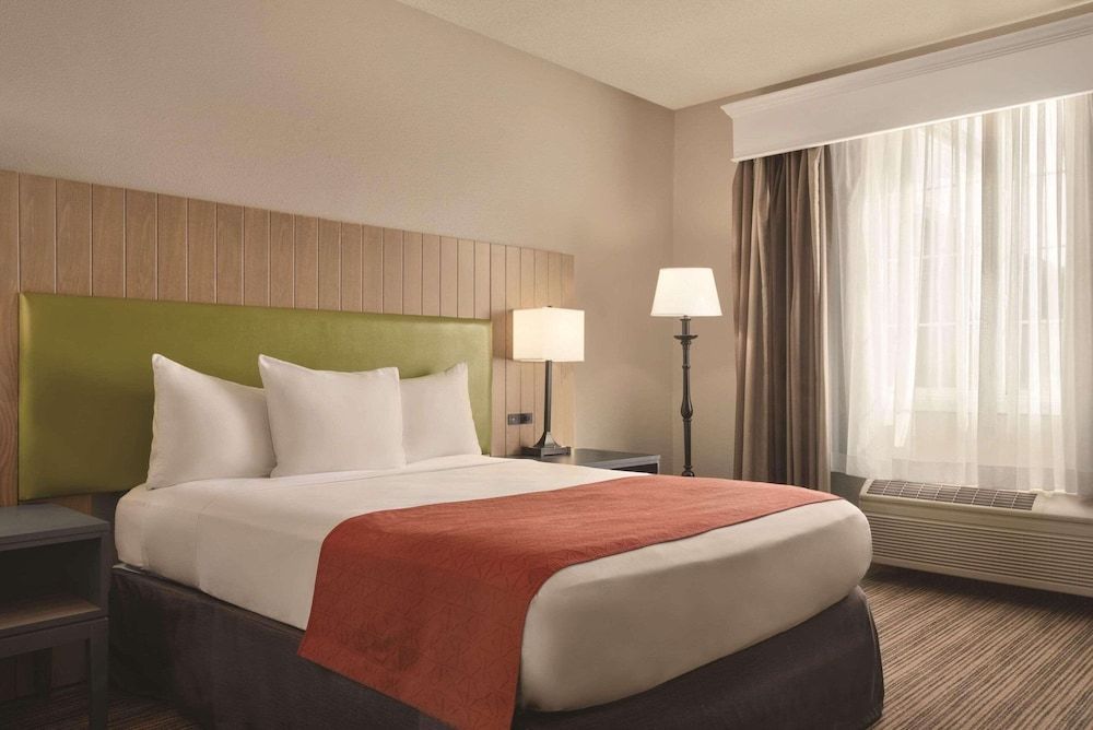 Room, 1 Queen Bed, Accessible, Non Smoking (Roll-in Shower)