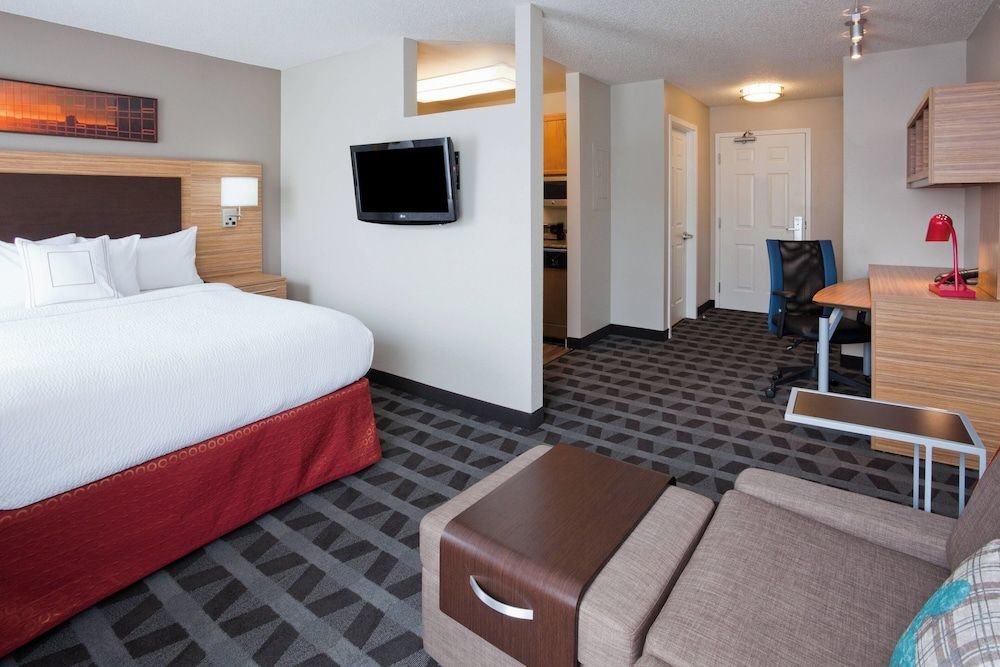 Studio, 1 Queen Bed with Sofa bed (Mobility Accessible, Roll-In Shower)