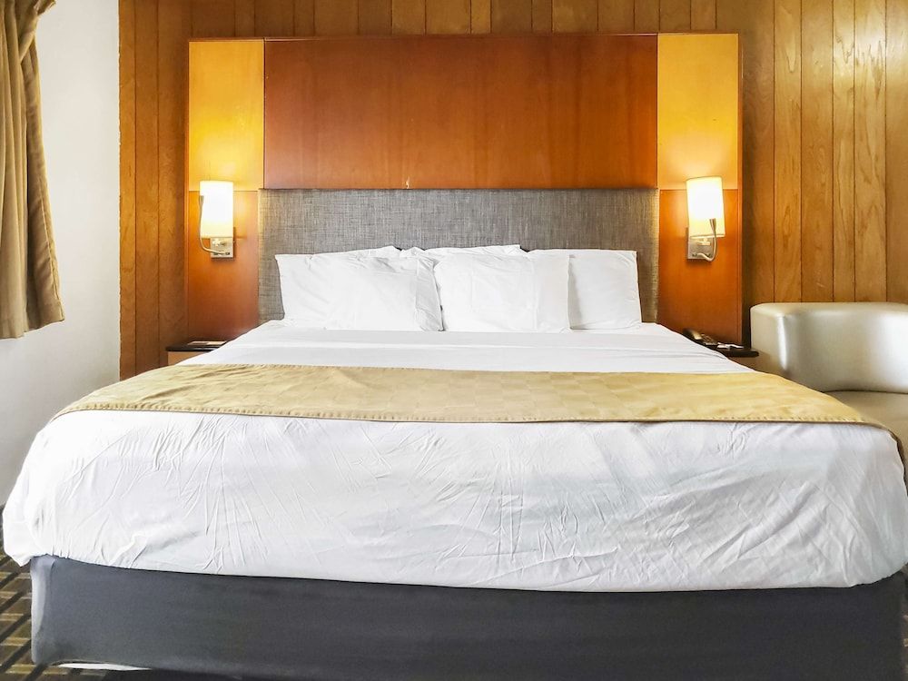 Americas Best Value Inn Hinckley 1 Deluxe King Jetted Tub 2