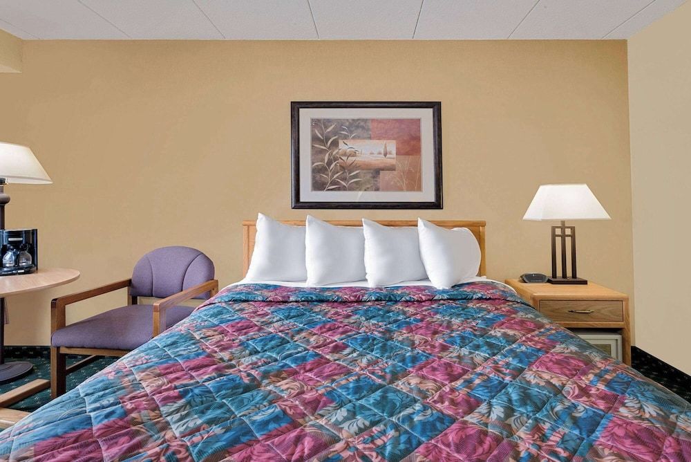 Room, 1 Queen Bed, Accessible, Non Smoking (Bathtub w/ Grab Bars)