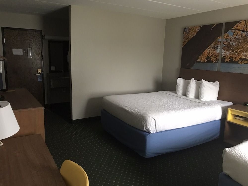 Standard Room, 1 Queen Bed