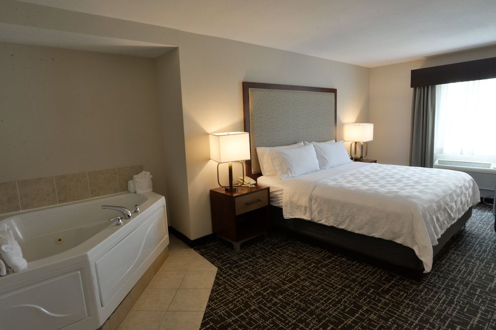 Standard Room, 1 King Bed, Jetted Tub