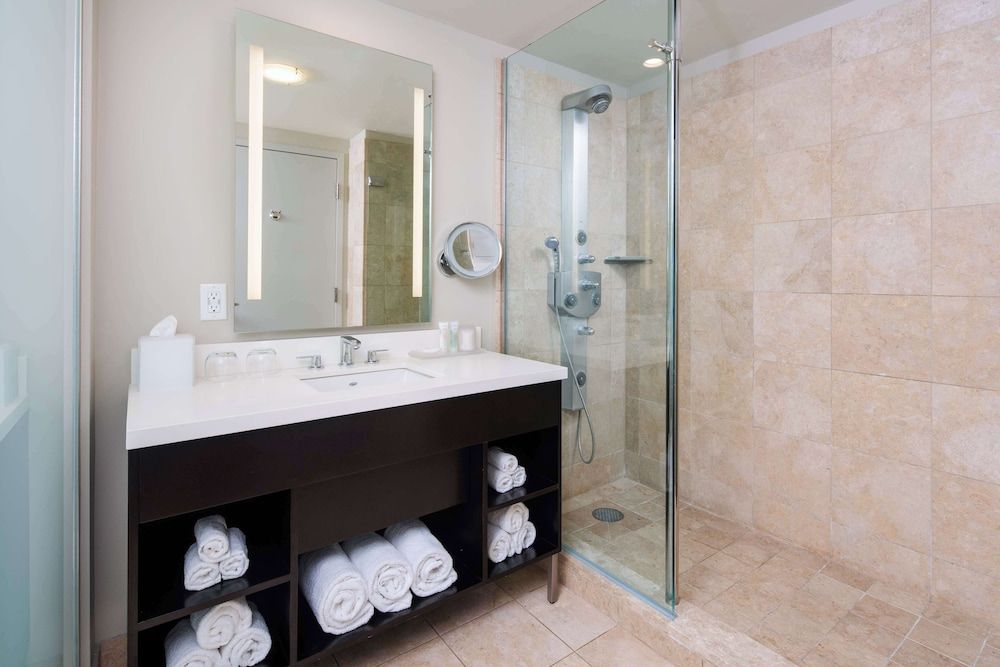 The Lofton Hotel, Tapestry Collection by Hilton Standard Room, Hearing Accessible, with Step-in Tub 3