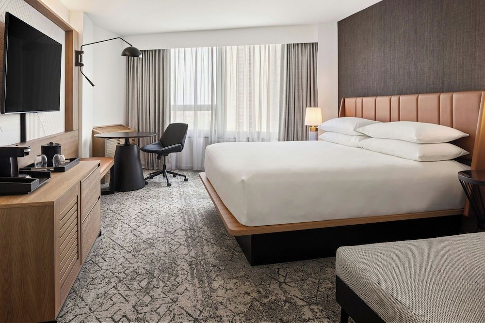 Room, 1 King Bed (Mobility/Hearing Access, Roll-in Shwr)