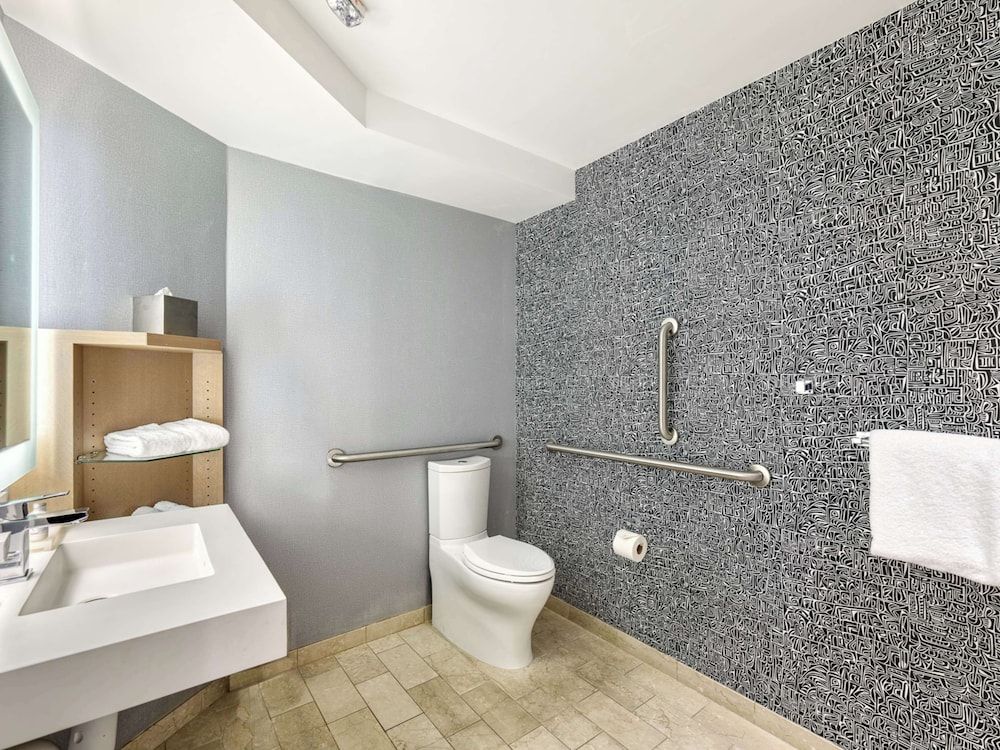 The Royal Sonesta Minneapolis Downtown Deluxe Room, 2 Queen Beds, Accessible (Mobility Tub) 8