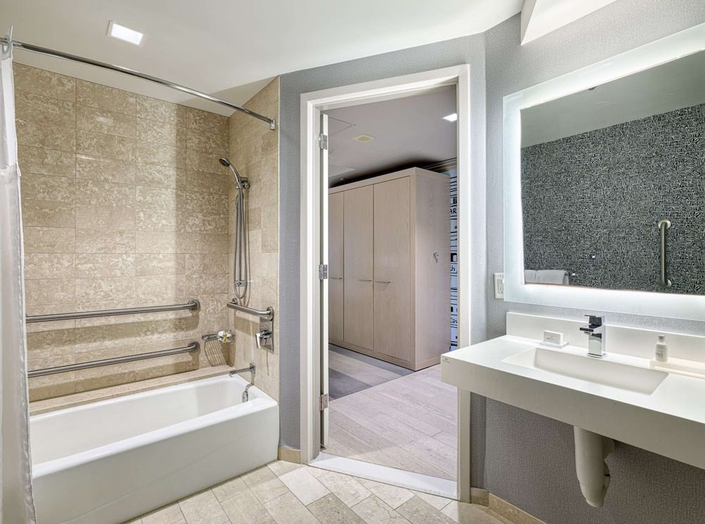 The Royal Sonesta Minneapolis Downtown Deluxe Room, 2 Queen Beds, Accessible (Mobility Tub) 5