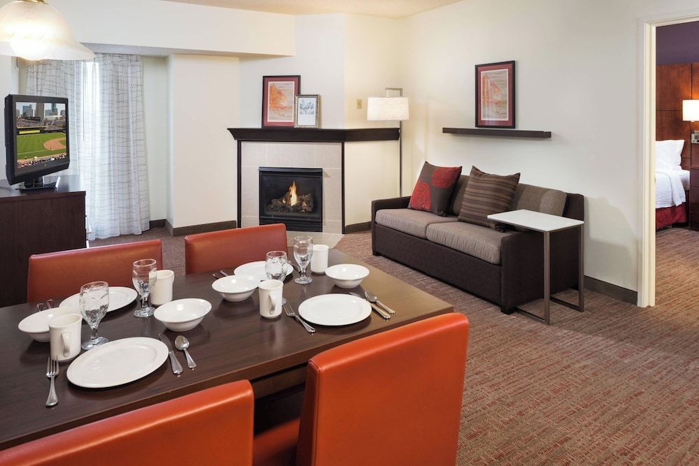 Suite, 2 Bedrooms, Non Smoking (Mobility/Hearing Access, Roll-in Shwr)