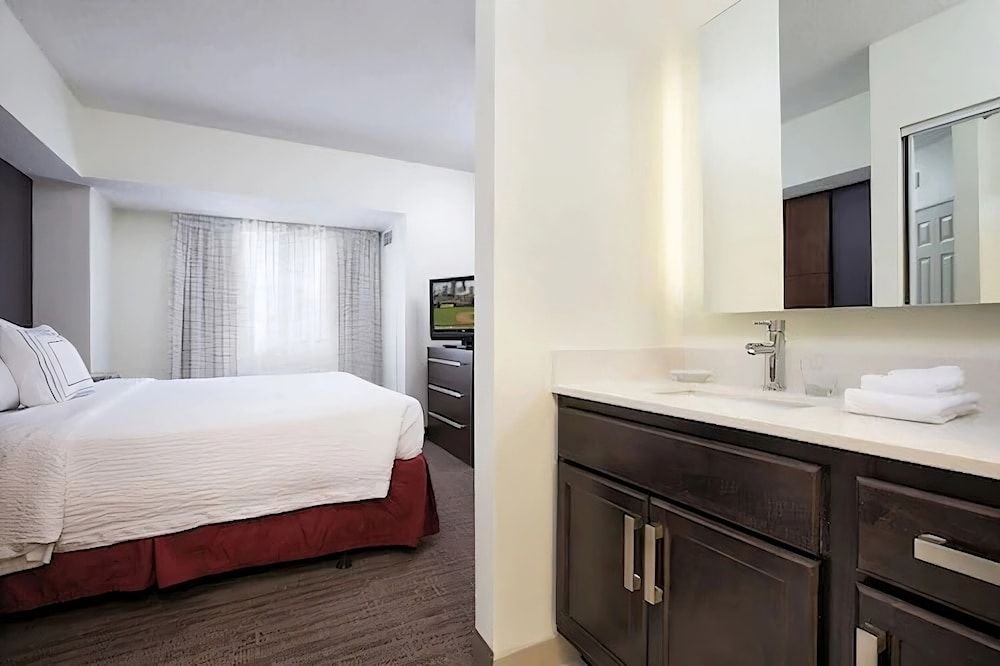 Suite, 1 Bedroom, Non Smoking (Mobility Accessible, Roll-in Shower)