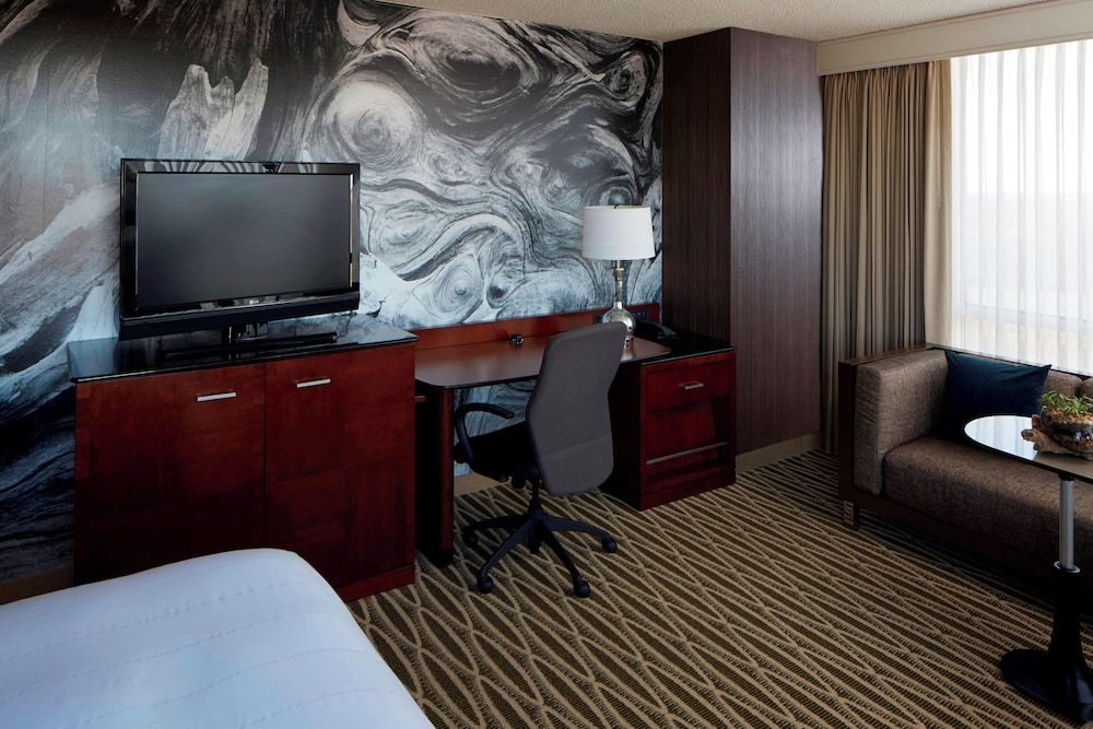 Club Room, 1 King Bed (Mobility Accessible, Tub)
