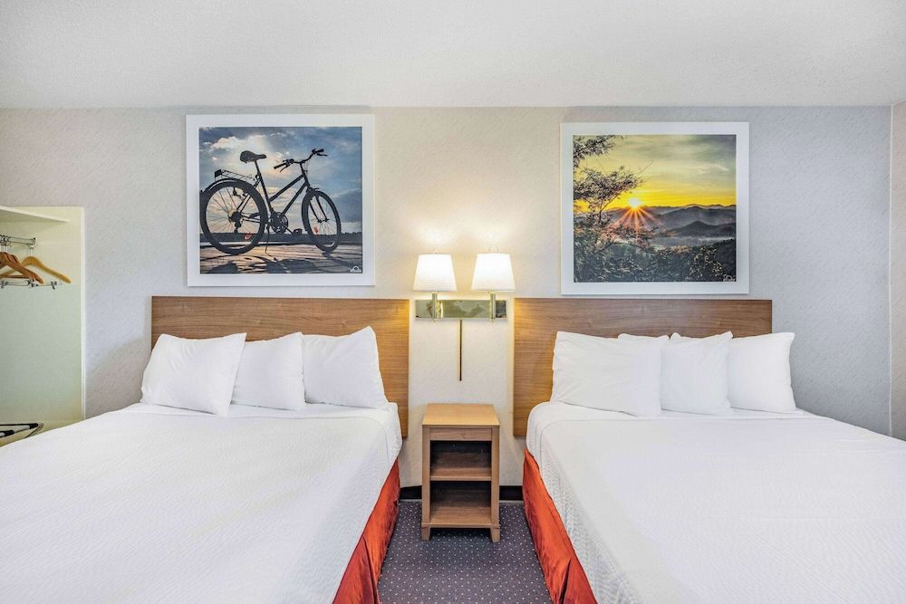 Suite, 2 Queen Beds, Non Smoking, Refrigerator