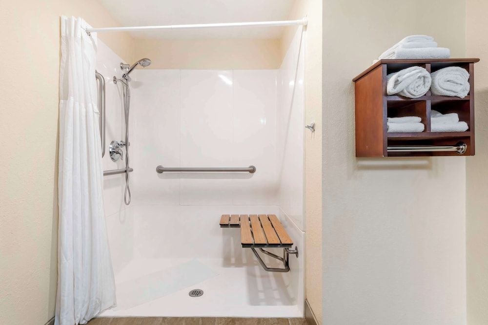 Best Western Plus New Ulm Standard Room, 1 King Bed, Accessible, Non Smoking (Walk-in Shower) 6