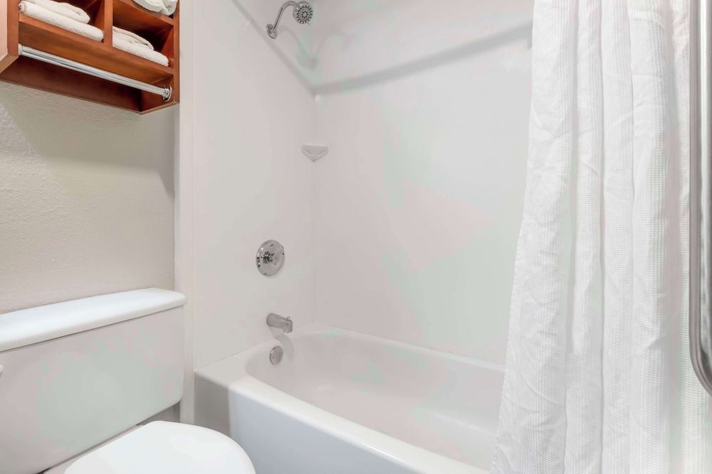 Best Western Plus New Ulm Standard Room, 1 King Bed, Accessible, Bathtub 6