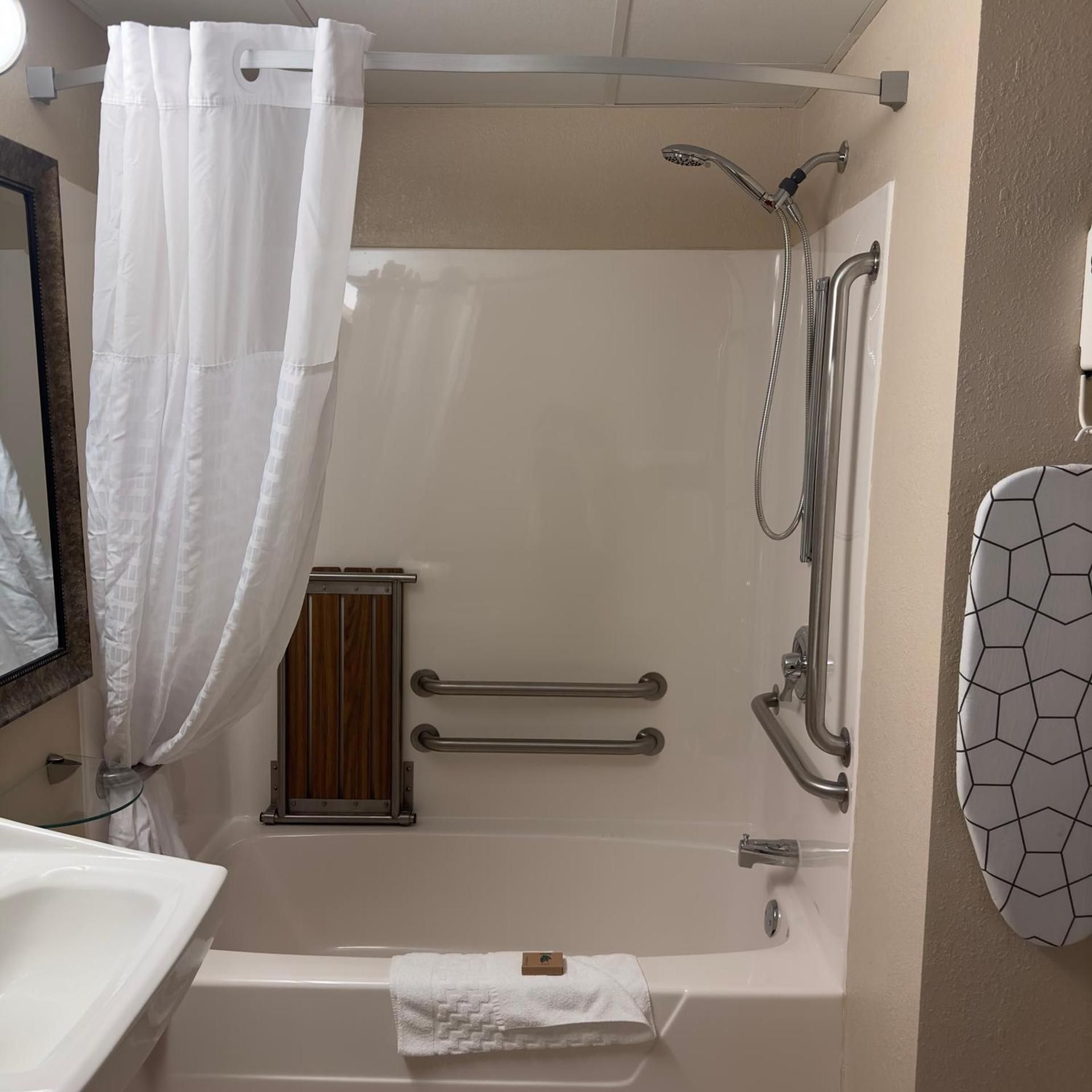 King Suite with Living room - Disability Access/Non Smoking