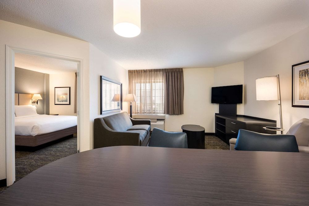 Sonesta Simply Suites Minneapolis Richfield Suite, 1 Queen Bed with Sofa bed, Accessible (Mobility Roll in Shower One Bedroom) 2