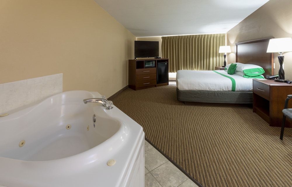 Superior Suite, 1 King Bed, Jetted Tub