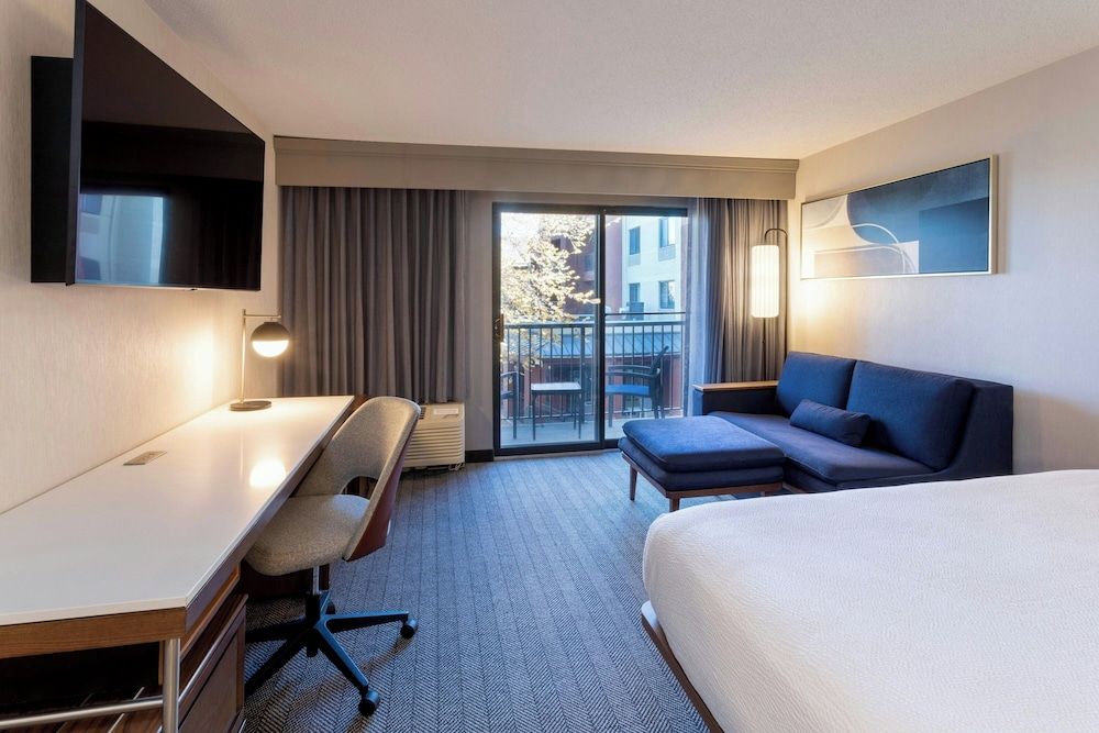Room, 1 King Bed with Sofa bed, Courtyard View