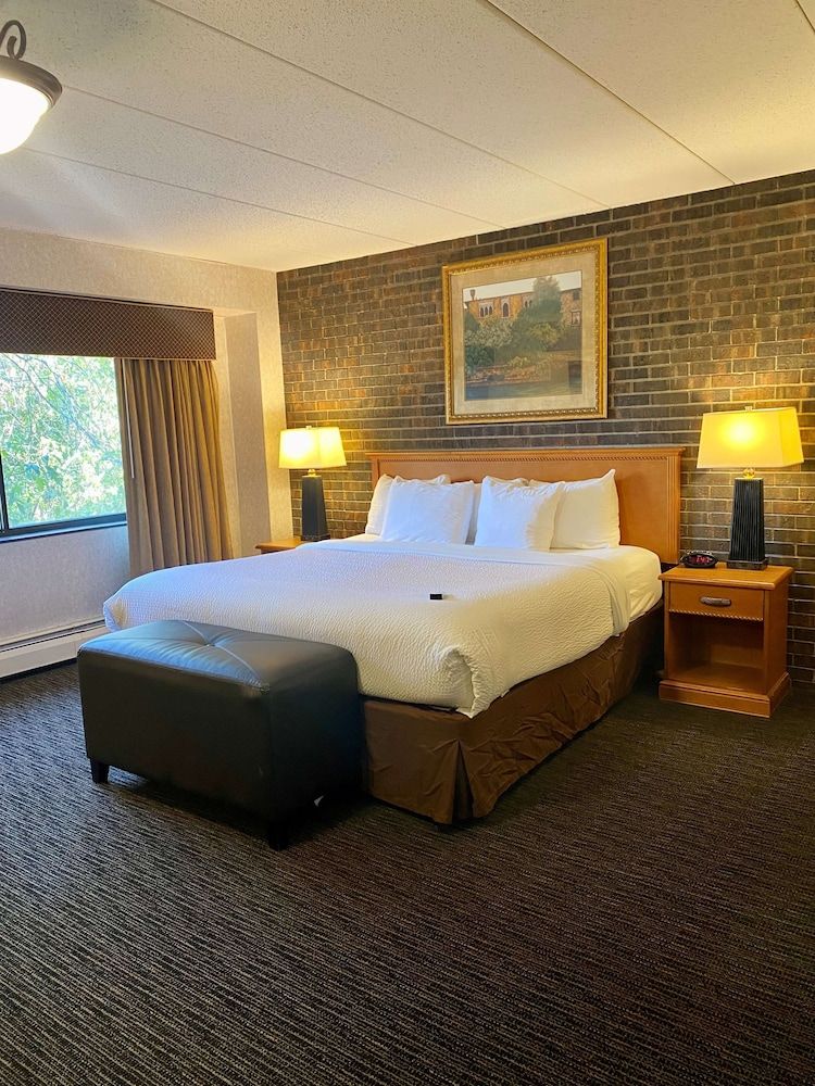 Best Western Plus Kelly Inn Suite, 1 King Bed, Refrigerator & Microwave, River View