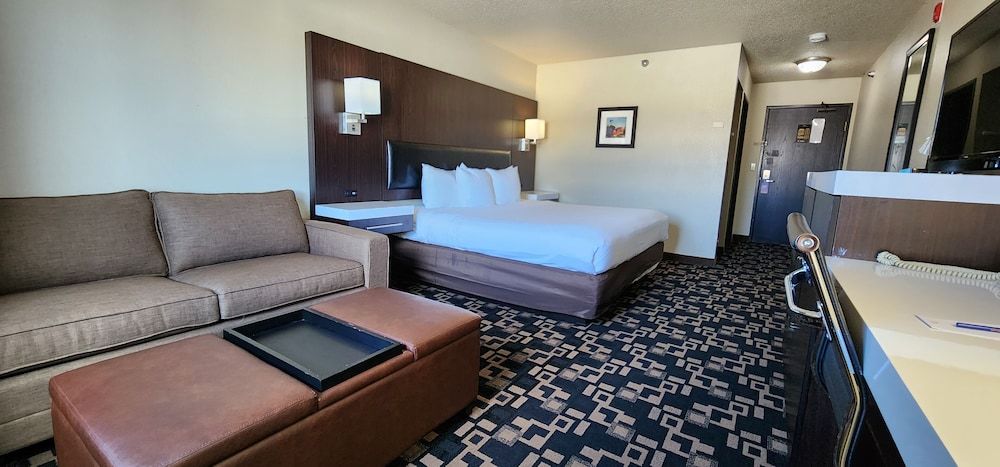 Comfort Inn & Suites Shakopee Downtown Area Standard Room, 1 King Bed with Sofa bed, Non Smoking