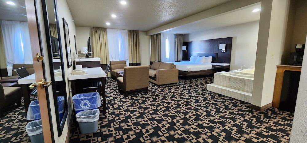 Comfort Inn & Suites Shakopee Downtown Area Suite, 1 King Bed with Sofa bed, Non Smoking, Jetted Tub 2