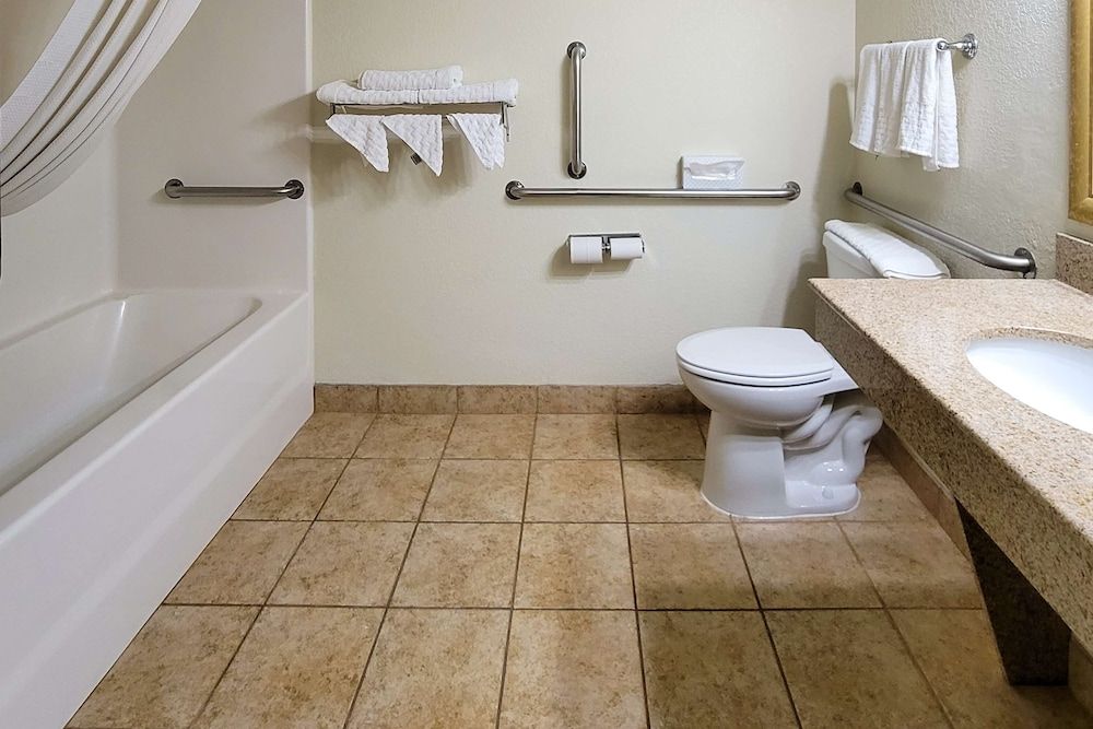 Comfort Inn & Suites Shakopee Downtown Area Standard Room, 1 King Bed with Sofa bed, Non Smoking 9