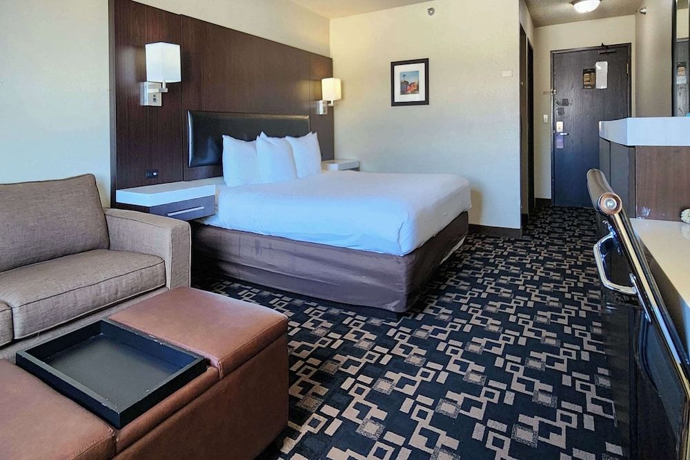 Comfort Inn & Suites Shakopee Downtown Area Standard Room, 1 King Bed with Sofa bed, Non Smoking 3