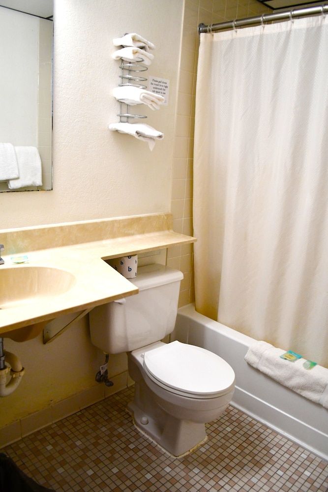 American Motel Standard Room, 1 Queen Bed 5