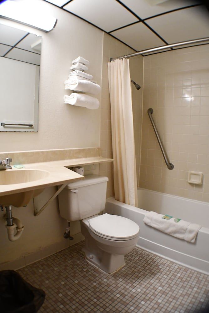 American Motel Standard Room, 1 Queen Bed 4