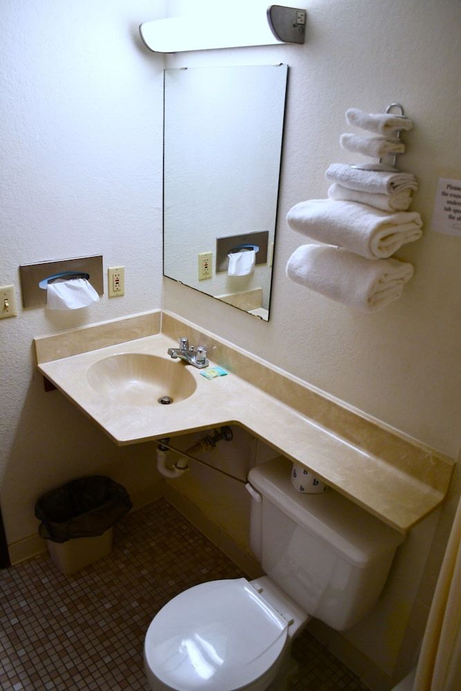 American Motel Standard Room, 1 Queen Bed 3