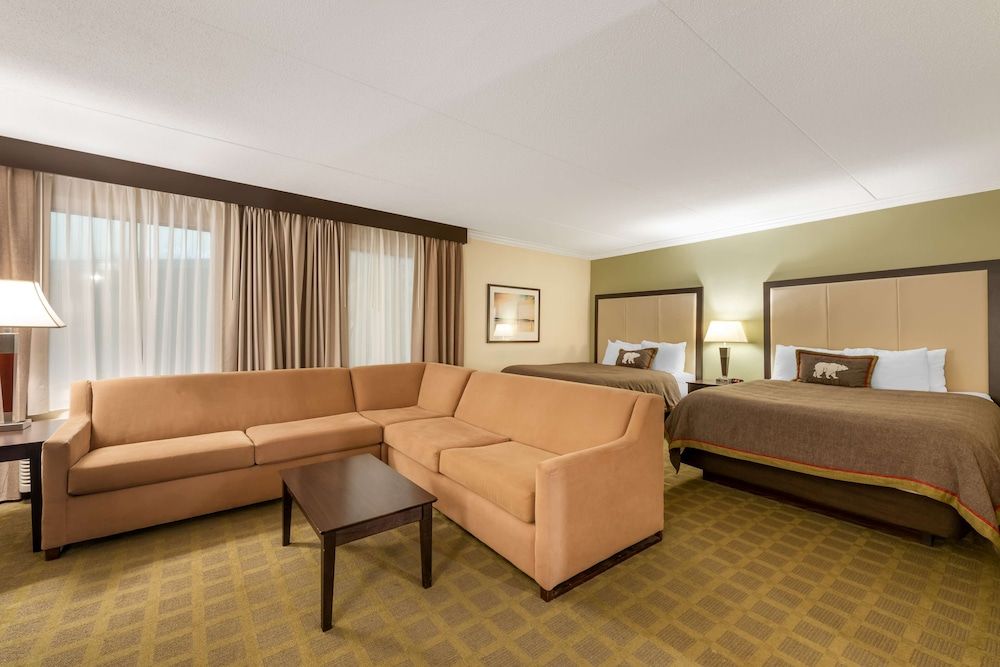 Family Suite, 2 Queen Beds, Non Smoking, Kitchenette (with Sofabed)