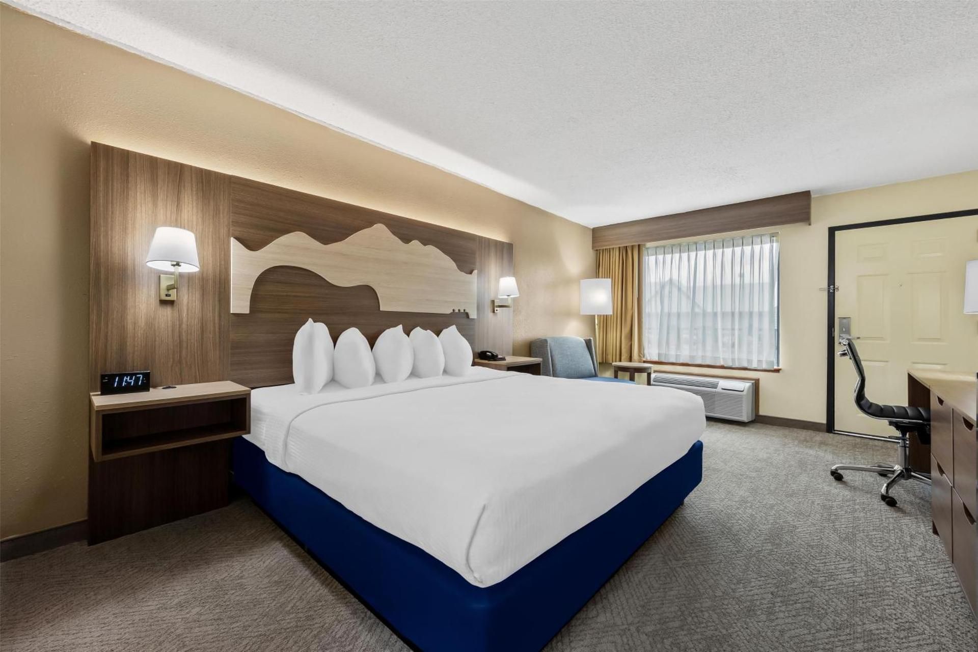 Suite-1 King Bed, Non-Smoking, Sofa, Jetted Tub, Oversized Room, Full Breakfast